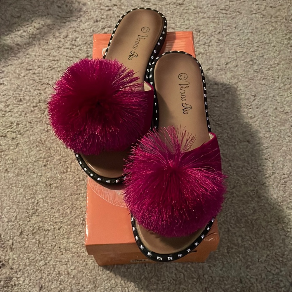 Pompom sandals